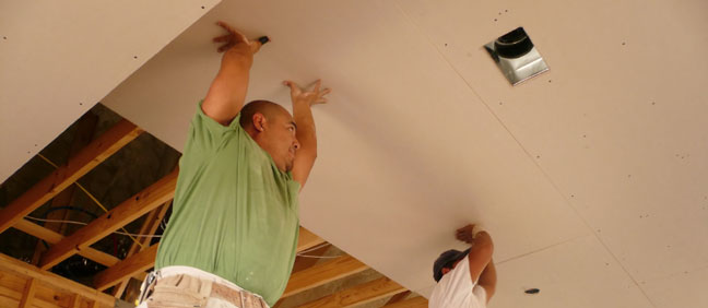 Plasterboarding a ceiling