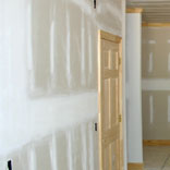 Fixing plasterboard to a stud wall