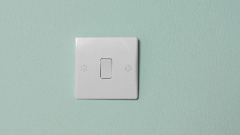 Wiring a light switch - Step-by-step guide and video